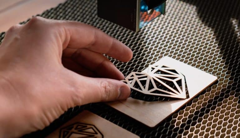 Na czym polega grawerowanie laserowe? – zasady działania i zastosowania