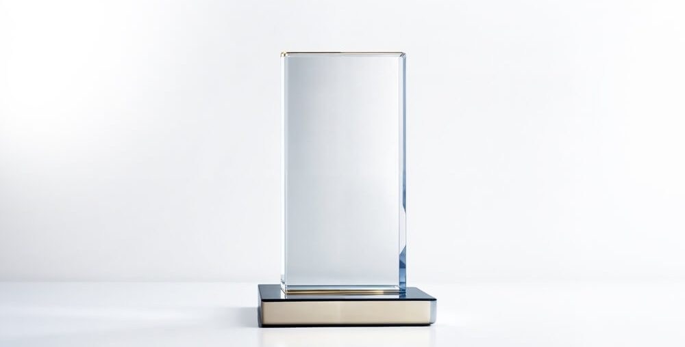 Grawer w szkle – jak powstają pamiątkowe statuetki i trofea?